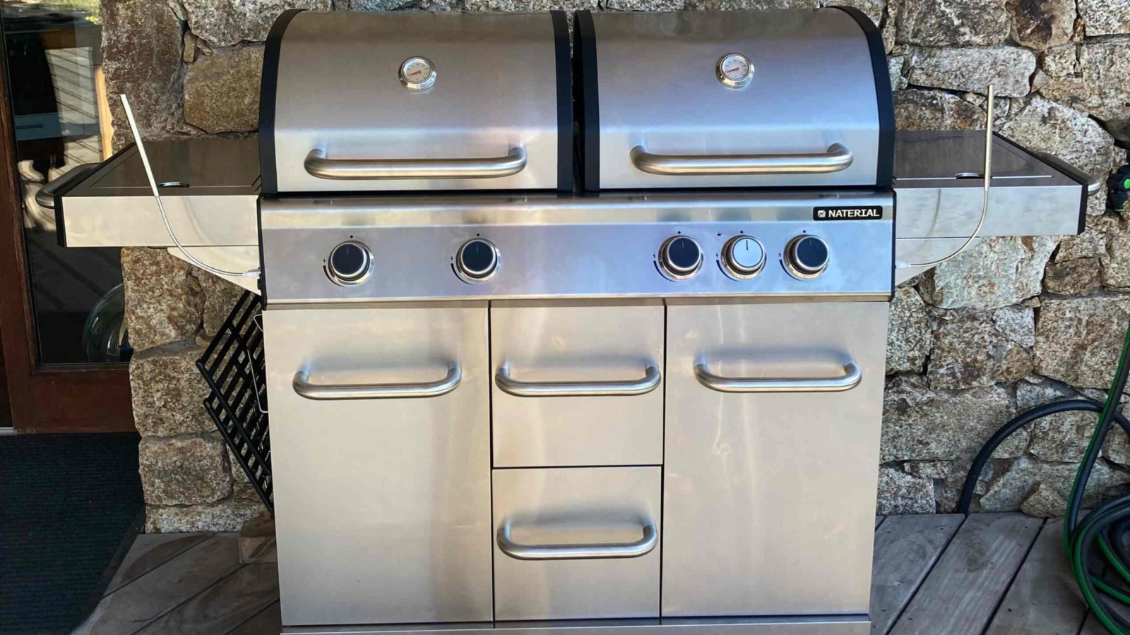 Un grand appareil de cuisson à la plancha